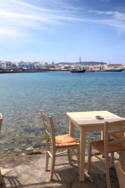 Deniz sahilinde sehpa. Mykonos island, Yunanistan