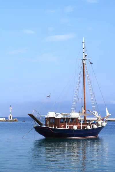 Barco de pesca en el puerto de la isla de Mykonos, Grecia — Foto de Stock