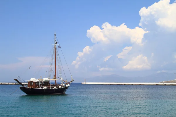 Barco de pesca en el puerto de la isla de Mykonos, Grecia — Foto de Stock