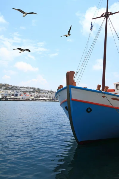 一艘渔船在港口的米克诺斯岛，希腊 — 图库照片