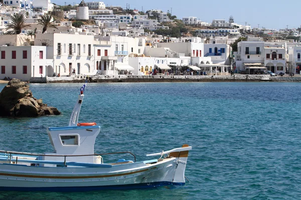 Vissersboten in de haven van mykonos eiland, Griekenland — Stockfoto