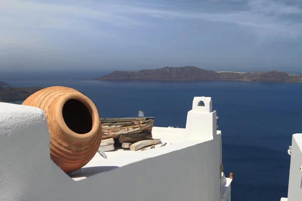 Ceramic pottery on the roof with volcano of Santorini on the background — Stock Photo, Image