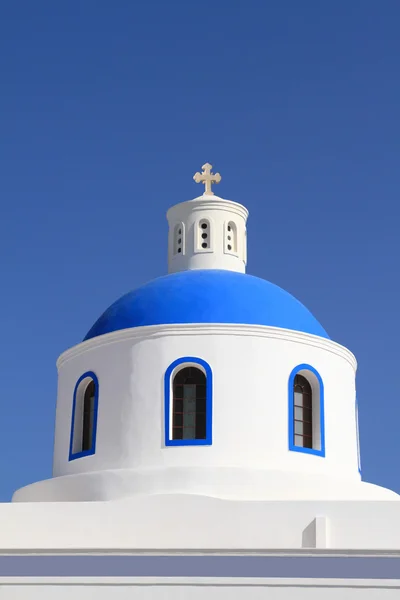 Cúpula da igreja clássica da ilha de Santorini na Grécia — Fotografia de Stock