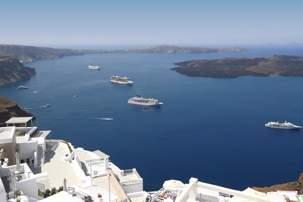 Cruise ships on Mediterranean sea in Santorini island — Stock Photo, Image