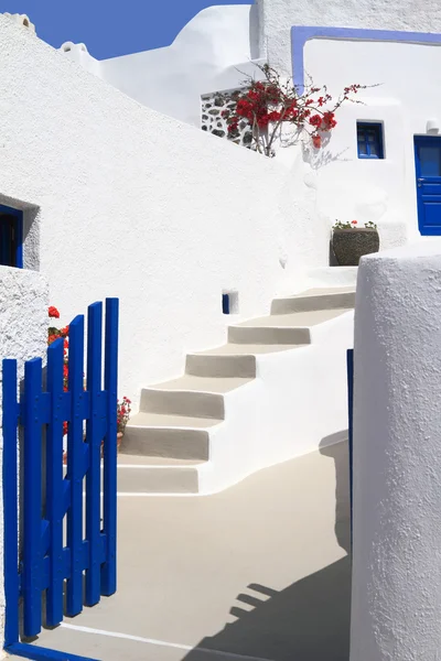 Puerta abierta en una típica casa griega de la isla de Santorini — Foto de Stock