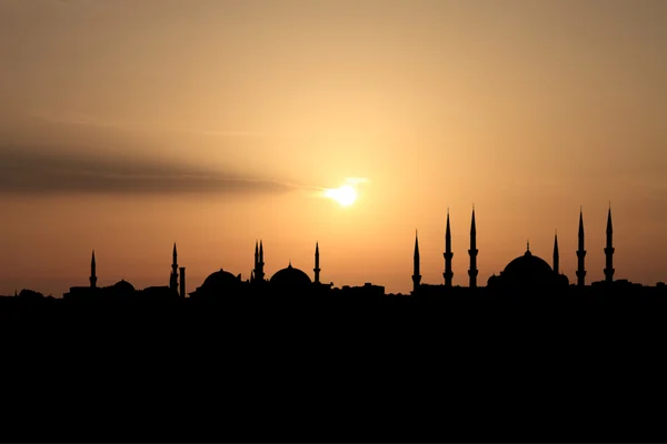 Silhouette de la ville d'Istanbul contre le coucher du soleil — Photo