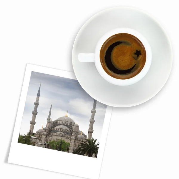 Dessin du drapeau turc sur une tasse de café et une photo de la mosquée bleue — Photo