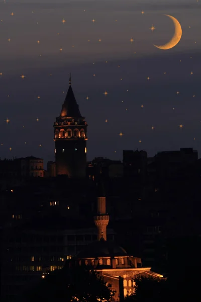 Torre de Galata em Istambul contra o céu noturno com estrelas e lua — Fotografia de Stock