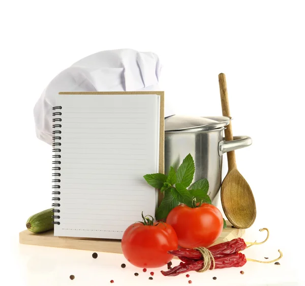 Livre de cuisine, légumes et casserole isolés sur blanc — Photo