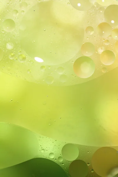 在水中的气泡与抽象绿色背景 — 图库照片