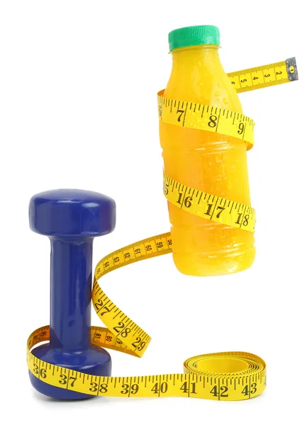 Sumo de laranja com fita métrica e halteres — Fotografia de Stock
