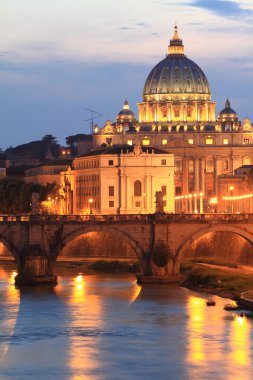 st gece görünümü. Roma'da, İtalya'da peter katedrali