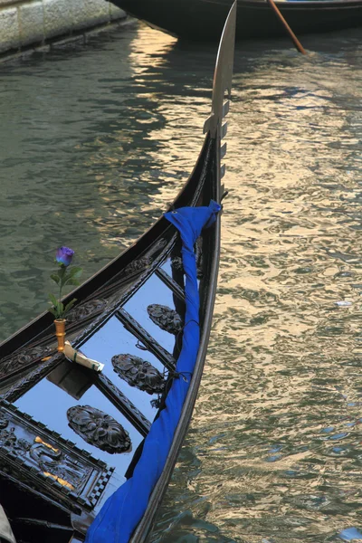 Gôndola tradicional em Veneza, Itália — Fotografia de Stock