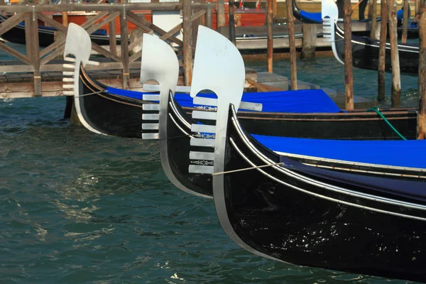 Góndolas tradicionales en Venecia, Italia — Foto de Stock