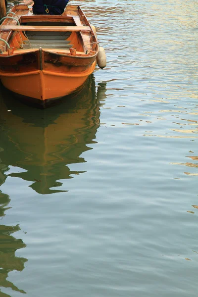 Velho barco na água em Veneza, Itália — Fotografia de Stock
