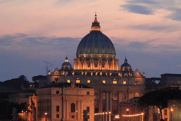 Nattsyn til St. Peters katedral i Roma, Italia – stockfoto