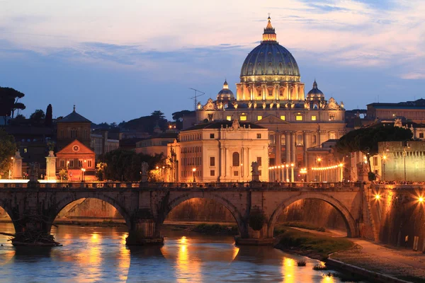 Nattsyn til St. Peters katedral i Roma, Italia – stockfoto