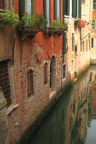 Vue de Venise avec canal et bâtiments anciens, Italie — Photo