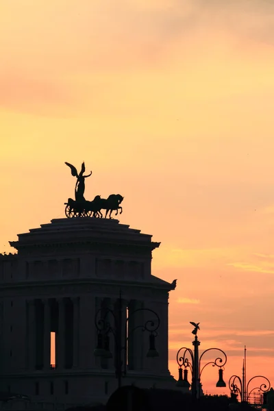 Roma al atardecer, Diosa Victoria en Monumento a Vittorio Emanuele — Foto de Stock