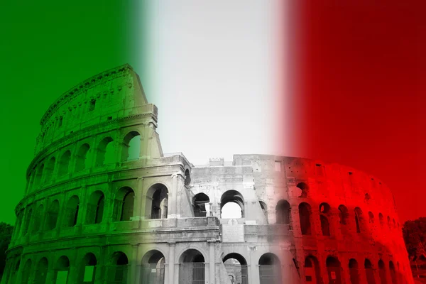 Colosseum met de kleuren van de Italiaanse vlag — Stockfoto
