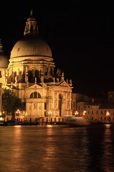 La chiesa di Santa Maria della Salute a Venezia di notte — Foto Stock