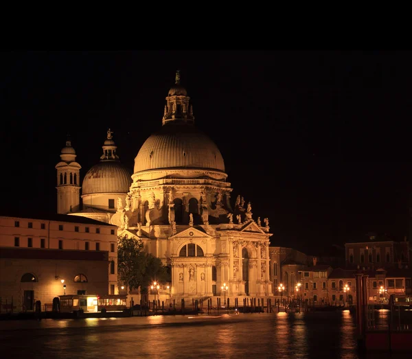 A igreja de Santa Maria della saúda em Veneza à noite — Fotografia de Stock