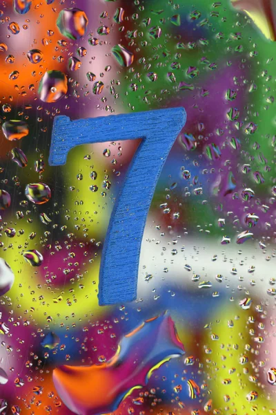 Nummer zeven op abstract kleurrijke druppels achtergrond — Stockfoto