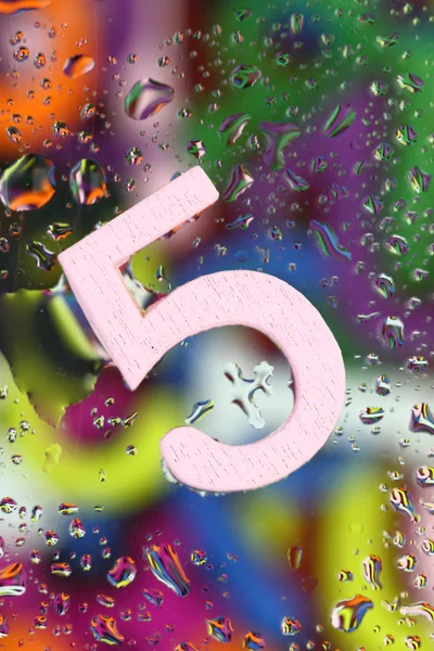 Nummer vijf op abstract kleurrijke druppels achtergrond — Stockfoto