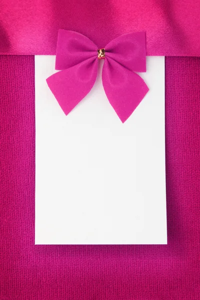 Tarjeta de felicitación de papel en blanco sobre fondo rosa — Foto de Stock