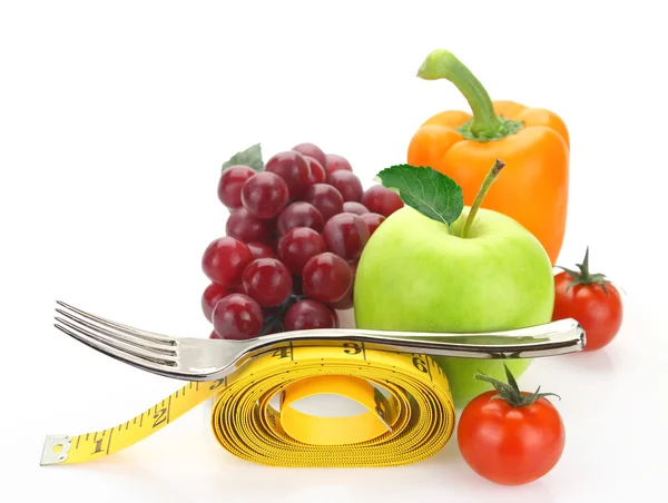 Fruits et légumes avec un ruban à mesurer isolé sur blanc — Photo