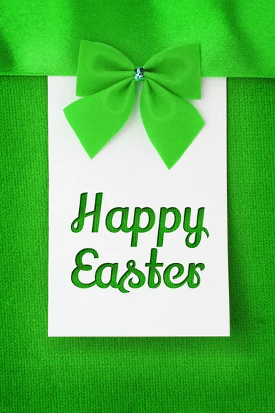 Tarjeta de felicitación feliz Pascua sobre fondo textil verde — Foto de Stock