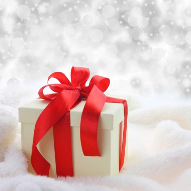 hediye kutusu beyaz kürk ile zarif arka plan üzerinde kırmızı kurdele ile