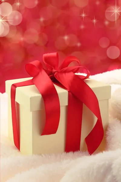 Caja de regalo con cinta roja en piel con fondo elegante — Foto de Stock