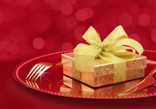 Cadre de table festive avec boîte cadeau sur une assiette — Photo