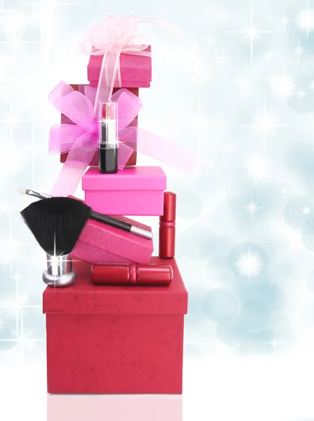 Geschenkdozen en vrouw cosmetica — Stockfoto