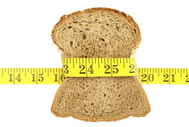 sağlıklı dilim ekmek ve ölçme üzerinde beyaz izole bant ile