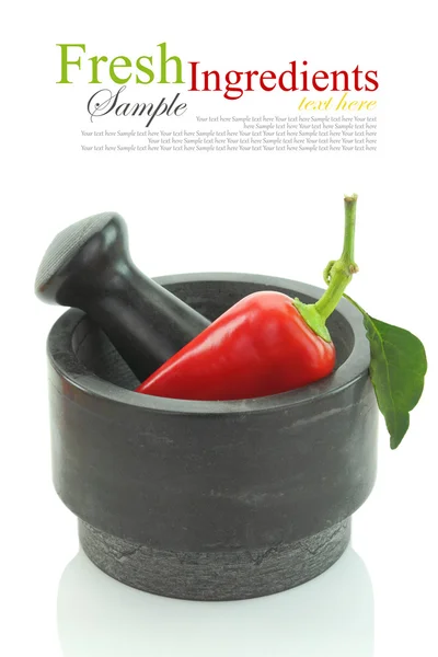 Rode hete mini chili peper in mortel, geïsoleerd op wit — Stockfoto