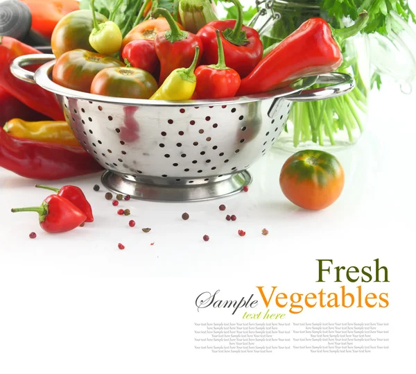 Grönsaker i durkslag, isolerad på vit — Stockfoto