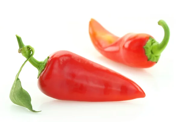Twee rode pepers close-up geïsoleerd op wit — Stockfoto