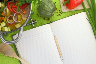 sebze çorbası, mutfak ekipmanları ve veggies etrafında boş tarif kitabı