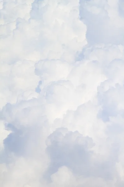 Białe puszyste chmury pełny rozmiar bliska tło — Zdjęcie stockowe