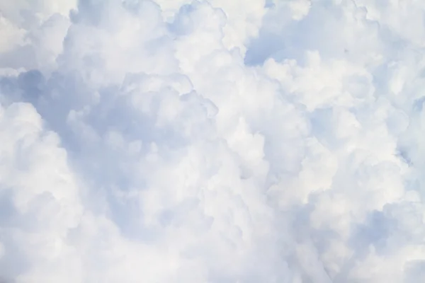 Vita fluffiga moln full storlek närbild bakgrund — Stockfoto