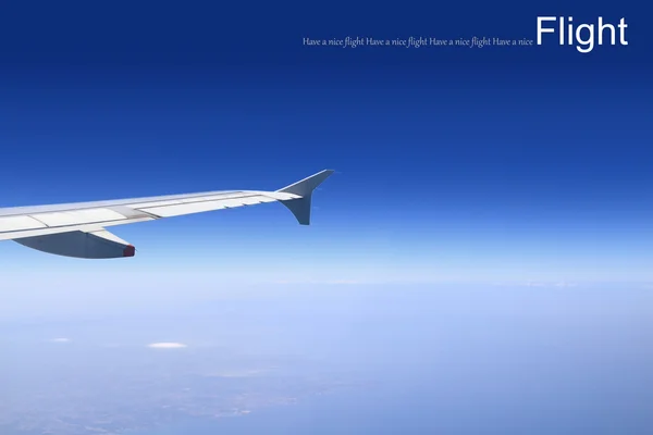 Horizon bleu, prise de vue aérienne de l'avion avec aile visible — Photo