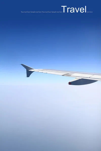 Horizonte azul, plano aéreo desde el avión con ala visible —  Fotos de Stock