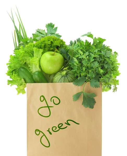 Legumes verdes frescos e frutas em um saco de supermercado de papel — Fotografia de Stock