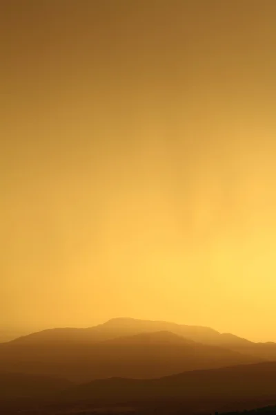 Relax al tramonto con silhouette della catena montuosa — Foto Stock