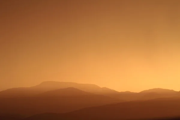 Relax al tramonto con silhouette della catena montuosa — Foto Stock