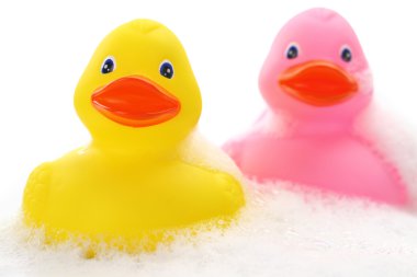 Sarı ve pembe lastik ördek banyo köpüğü içinde