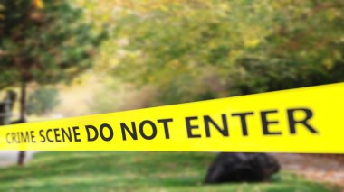 sarı bant ile park arka plan olarak uyarı