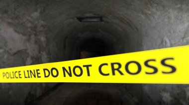 Sarı bandın tünel ile arka plan olarak uyarı